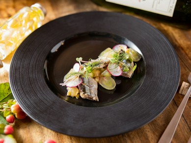 季節の魚とフルーツの一品