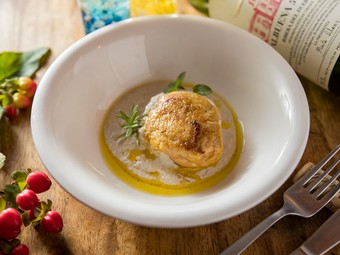 フォアグラのソテートリュフ風味のマッシュソース レモン風味の大根添え