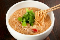 台湾屋台の名物。腰のない細い麺をかつおだしが効いたスープでいただきます。
お好みでパクチー、刻みニンニク、豆板?、黒酢をトッピングしてください。ハーフサイズもご用意しています。