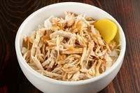 茹でた鶏肉を細かく割いて、八角、生姜の効いたタレをかけたアッサリ丼ご飯。ハーフサイズもご用意しています。