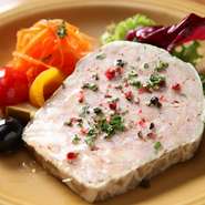 試行錯誤を繰り返し、たどりついた味わい。豚肉の旨みがギュッと詰まっています。スパイスやハーブの香りが食欲を促進。この一品とパンがあれば、それだけで満足できるハズです。