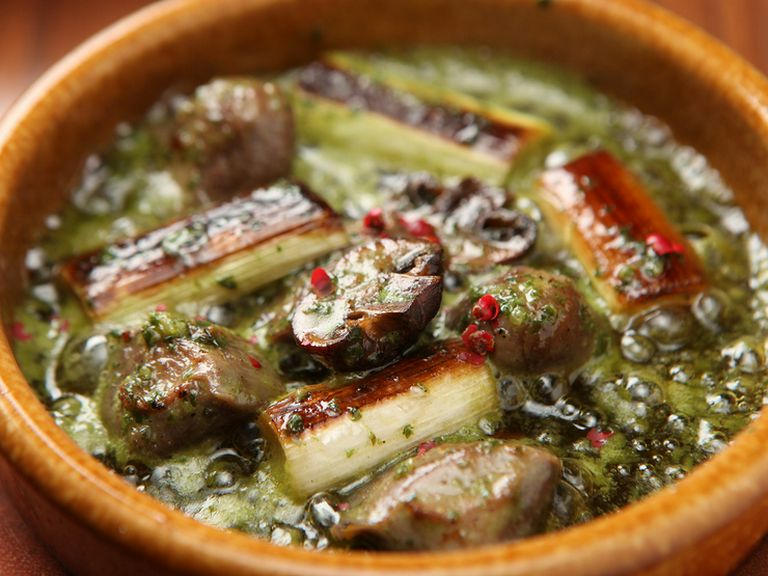 熱々の状態で食す『砂肝と長葱とマッシュルームのブルギニオン』