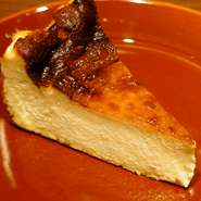 濃厚なのに軽やかな口どけ。しっかりと焼き上げているのにまるで半生のよう。小麦粉不使用。食後のコーヒーとご一緒に。