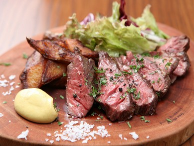 ステークフリット（牛肉のローストとフライドポテト）