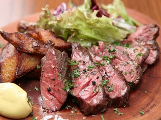 お肉のおいしさを堪能できる『牛ハラミのステークフリット』