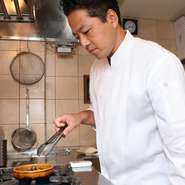 料理、空間、サービス、すべてにおいて妥協せず、こだわりを追求している亀田氏。肩肘はらずフランクにフランス料理を楽しめるよう、ゲストファーストで常に試行錯誤を続けています。