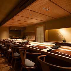 茶室の意匠や天然木が美しい枯淡風雅な空間で旬の幸に和める