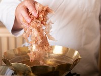 カウンター席ではゲストの目の前で、だしをひくプレゼンテーションも披露