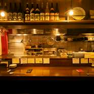 オープンキッチンで職人技を眺めながら、次に食べたい料理をあれこれ相談。グルメなカップルの特等席です。