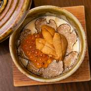 お魚料理を中心に、選び抜いた食材を一つ一つ丁寧にお料理しております。その魚がもつ美味しさを最大限に引き出す為、寿司、わら炙りや熟成という工程を経て旨味を最大限にした状態でご提供されている。