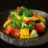 季節のお野菜を自家製のリンゴと玉ねぎのドレッシングでどうぞ。（写真はイメージです）