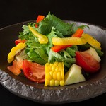 季節のお野菜を自家製のリンゴと玉ねぎのドレッシングでどうぞ。（写真はイメージです）