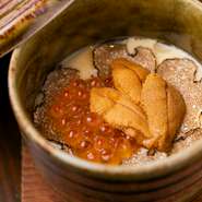 ふたを開けた瞬間にトリュフの香りが際立つ極上の茶碗蒸し。うに・いくら・トリュフのマリアージュをぜひ楽しんで頂きたい。自慢のトリュフ料理は、茶わん蒸しの他にもトリュフのだし巻きやトリュフ雑炊もおすすめ。