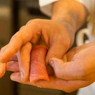 シャリはコクのある赤酢と旨味のある糸島のまたいちの塩を使用し、ネタに合わせた味付けをしてご提供しております。
追加注文はスタッフまでお申し付けください。（一貫より承ります）