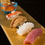 シャリはコクのある赤酢と旨味のある糸島のまたいちの塩を使用し、ネタに合わせた味付けをしてご提供しております。
追加注文はスタッフまでお申し付けください。（一貫より承ります）