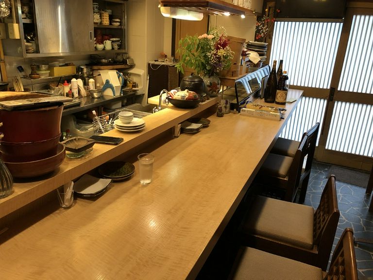 雰囲気のあるカウンターとテーブル席をご用意しております。