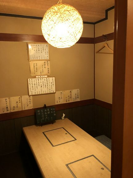 ほどよい光加減のテーブル席です。