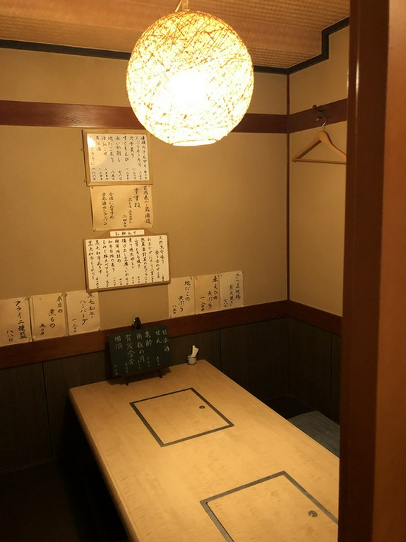 ほどよい光加減のテーブル席です。