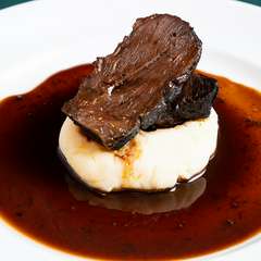 希少なホホ肉の味わいが引き立つ『国産牛ホホ肉の赤ワイン煮込み』