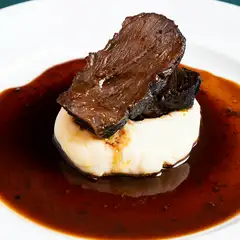 希少なホホ肉の味わいが引き立つ『国産牛ホホ肉の赤ワイン煮込み』