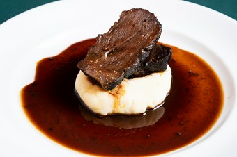 希少なホホ肉の味わいが引き立つ『国産牛ホホ肉の赤ワイン煮込み』