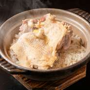 タイ料理の料理人であった店主が魅了された【日本料理源平】のすっぽん料理。先代の引退を聞き「この味を絶対に無くしたくない！」と、自ら引き継ぐことを決意。タイ料理と和食、両方を味わえるように。
