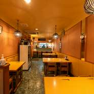 どんなシーンにも対応可能な店内は、とっても落ち着ける雰囲気。一人用の鍋料理メニューもあり、お一人様でも、カウンター席で気兼ねなくくつろげます。会食などには最大で15名までOK。
