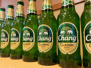 3種類のタイビールと、豊富な銘柄の地酒を取り揃え