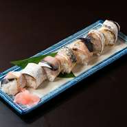 上質な鯖と、昆布でつくるバッテラ寿司は、月島源平の先代から受け継いだ逸品。オリジナルの合わせ酢が、お米とネタによく合い、上品で優しい味わいを醸し出します。
現在は旬の時期にご提供しています。