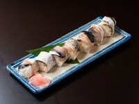 上質な鯖と、昆布でつくるバッテラ寿司は、月島源平の先代から受け継いだ逸品。オリジナルの合わせ酢が、お米とネタによく合い、上品で優しい味わいを醸し出します。
現在は旬の時期にご提供しています。