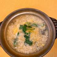 ブランドすっぽん『沖縄パインすっぽん』を使ったすっぽん雑炊です。上品な出汁とコラーゲンが特徴です。