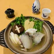 ブランドすっぽん『沖縄パインすっぽん』を使ったすっぽん鍋です。
すっぽん鍋には珍しい塩出汁ベースです。