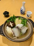 ブランドすっぽん『沖縄パインすっぽん』を使ったすっぽん鍋です。
すっぽん鍋には珍しい塩出汁ベースです。
