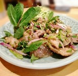 総州三元豚白王の肩ロースをローストしイサーン風味に味付け、さまざまなハーブと和えました。
サラダ感覚でいただきます。
ディナーはおかずのみです。