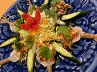 鹿児島県産『白姫エビ』を4尾使ったタイ式お刺身。
ナムプラーの塩味と唐辛子の辛味がエビの旨みを引き出します。オプションでエビを追加できます。