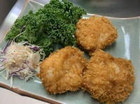 自家製タイ式エビのすり身揚げ。
スウィートチリ（ナムチムガイ）をソースで召し上がってください。