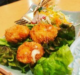 完全自家製のトードマンクン（タイ式エビのすり身揚げ）にカマンベールチーズをinしました。
大人にもお子様にもオススメです。