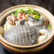 白身魚を中心にパイナップルやパパイヤなど天然フルーツ酵素も食べて育ったすっぽんです。独特の臭みが少なく、身もとってもやわらか。（すっぽんの刺身、すっぽんの肝煮、生き血、すっぽん鍋、雑炊、香物）