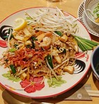 タマリンドをしっかり使ったソースで炒めます。
酸味・甘味・塩味が美味しいタイ式やきそば