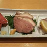 まぐろ刺し/馬刺し/たこ刺しの三点盛り
焼魚
ふぐの唐揚げ
すっぽん鍋
雑炊
香物
