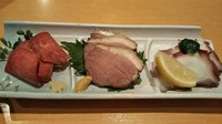 まぐろ刺し/馬刺し/たこ刺しの三点盛り
焼魚
ふぐの唐揚げ
すっぽん鍋
雑炊
香物