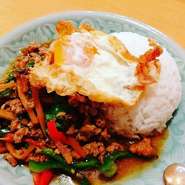 ガパオガイラートカオ