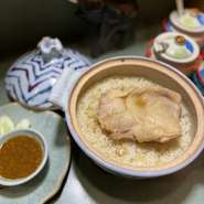 店主が選び抜いた、上質な国産鶏もも肉を使ったカオマンガイ。伊賀焼きの土鍋で炊き上げるタイ米のジャスミンライスと鶏肉の旨みが口の中いっぱいに広がります。香ばしいパリパリおこげもたまらないおいしさ。