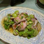 シャインマスカットとローストビーフのヤム（ヤムヌアアグン）