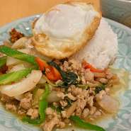 国産鶏粗挽き肉を新鮮なホーリーバジル（ガパオ）で炒めた代表的タイ料理。
スープ、サラダ付き