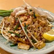 スープ、サラダ付き
パッ（pad 炒める）タイ（タイ国）タイ炒めの通り、タイを代表する麺料理のひとつです。酸味・甘味・塩味のバランスから成り立っています。
つけ合わせの生野菜といただきます。