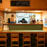 お店のメニューは、タイ料理とすっぽん料理の、豊富な味わいの中から、店主が厳選したおいしい一皿が並びます。どれも見逃せない味わいばかりで、何度でも訪れたくなるはず。地酒とタイビールも楽しめますよ。
