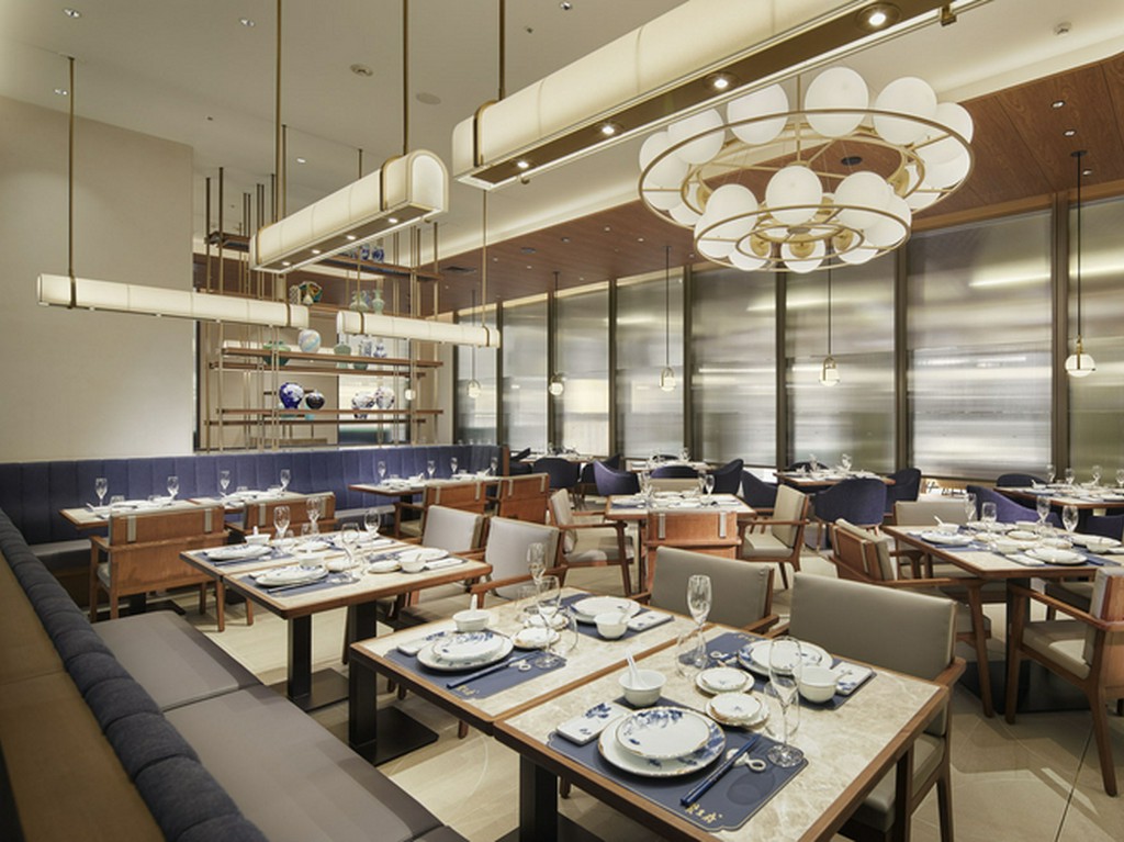 温かな光のシャンデリアが灯るテーブル席。完全個室のご用意も