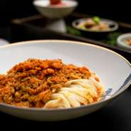 前菜３種盛り合わせ
点心
上海蟹肉入り特製和え麺
本日のデザート
