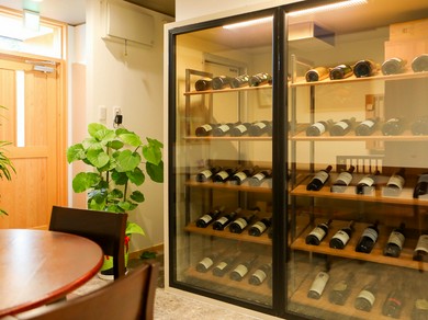 ヨーロッパ直送のワインを楽しめるワイン好きが通うお店